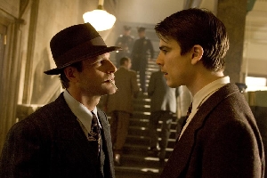 Despite constant ridicule from Aaron Eckhart, Josh Hartnett insisted on wearing the 6-inch heels.