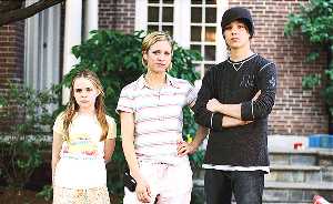 The family.  The good actress is on the left.